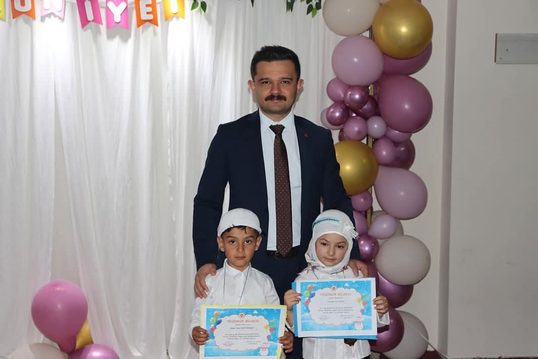 Kaymakamımız Sayın Onur TİTİZ, Ali Şeker Kuran Kursunda Düzenlenen Mezuniyet Programına Katıldı.