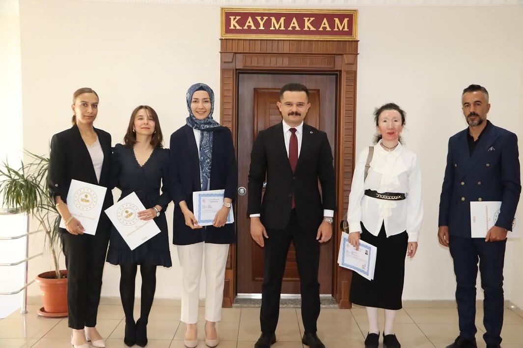 Kaymakamımız Sayın Onur TİTİZ'den Öğretmenlerimize Başarı Belgesi