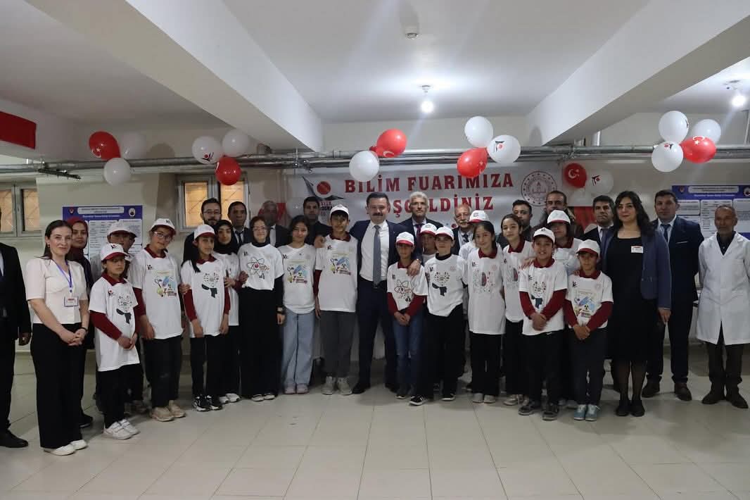 Kaymakamımız Sayın Onur TİTİZ; Bayraktar İmam Hatip Ortaokulumuzun Düzenlediği "Karayazı TÜBİTAK 4006 Bilim Fuarı'na" Katıldı.
