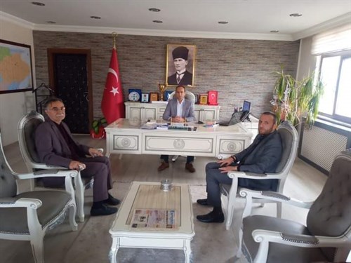 Diyanet İşleri Başkanlık Müşaviri Sn. Ahmet BELADA ,İlçemiz Kaymakamı/Belediye Başkanı Sn.Muammer SARIDOĞAN'ı makamında ziyaret ettiler.